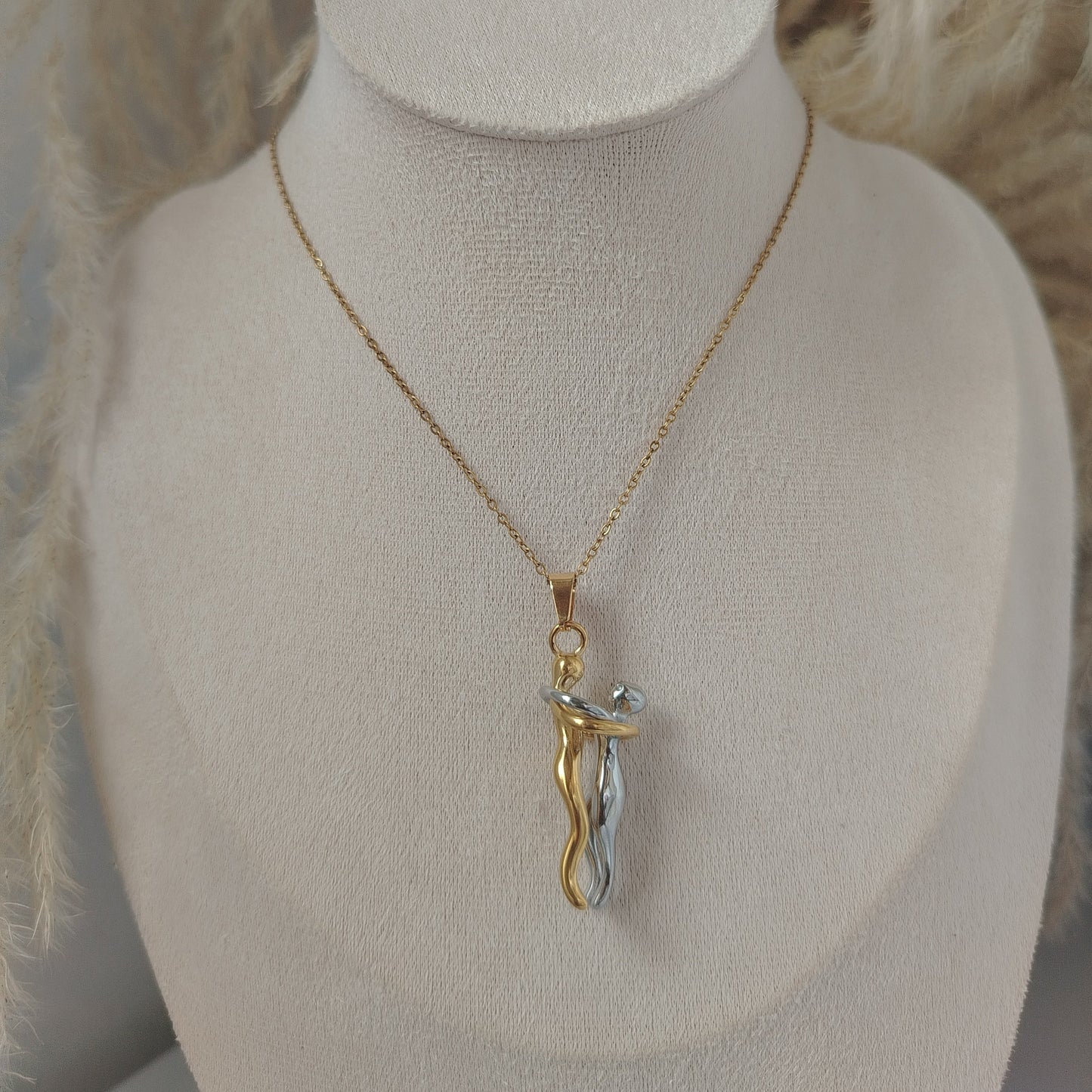 COLLAR ABRAZO INFINITO 316L – Amor que envuelve